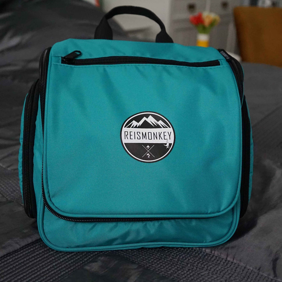 Designer reistoilettas voor heren (blauw). Ophang toilettas met veel ruimte (4.5 liter). Met metalen ophanghaken. Cool, casual en handig in gebruik